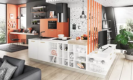 Küche in Orange mit weißer Kochinsel