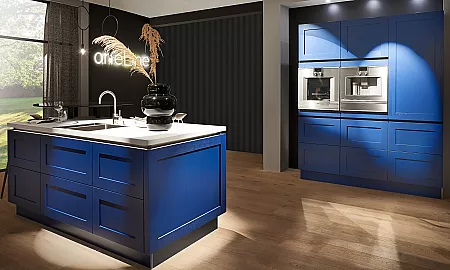 Blaue Küche in den Farbtönen Saphierblau und Violettblau