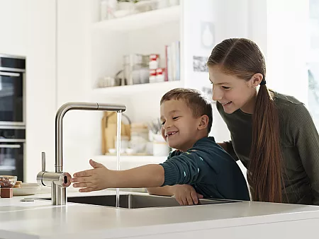 Sensor Armatur für die Küche: Wasser fließt kontaktlos