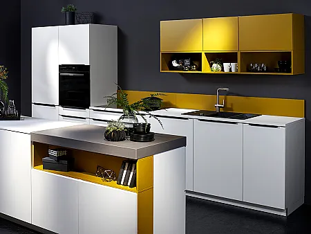 Küche in Gelb kombiniert mit Weiß
