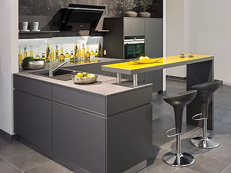 Graue Küchenmöbel mit Theke in Gelb