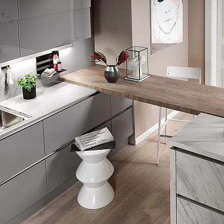 Grifflose Küche in Grau kombiniert mit weißem Cararra Marmor und Holz