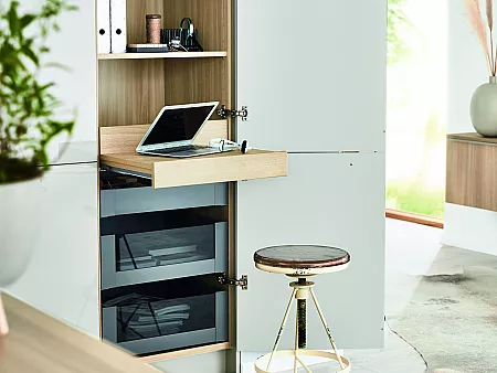 Home-Office im Küchenschrank mit integriertem Tablarauszug
