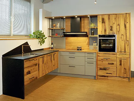 Küche aus Altholz kombiniert mit Linoleum