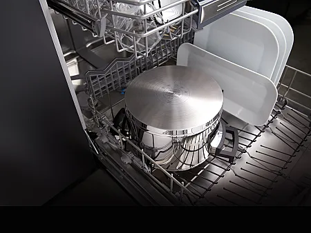 Beladener Unterkorb einer Geschirrspülmaschine
