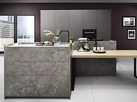 Küche mit grauen Küchenfronten und grauer Marmor Optik