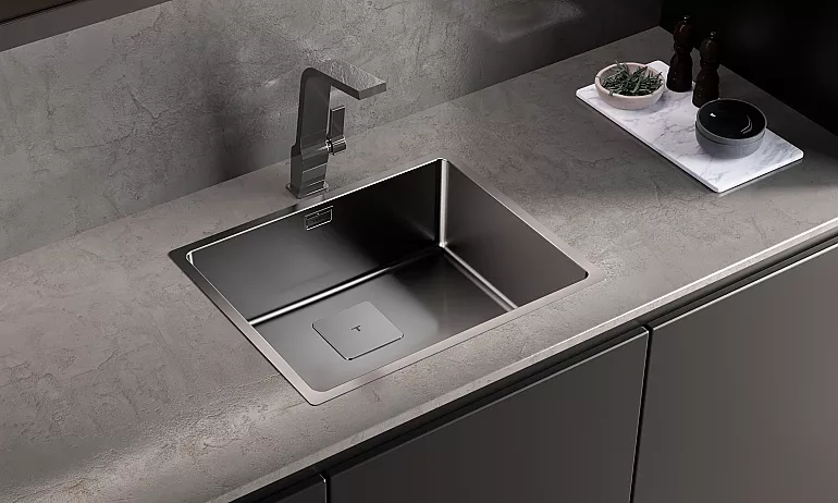 Küchenspüle und Armatur in Metallicfarbe Titanium
