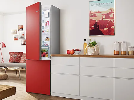 Roter Kühlschrank in Küche