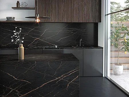 Küche mit schwarz marmorierten Dekton Oberflächen