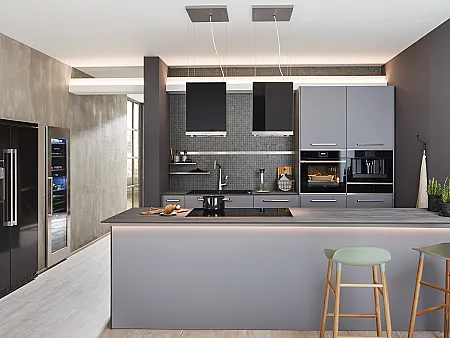 Kücheninsel mit zwei schwarzen Designhauben