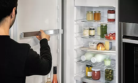 NEFF Ordnungssystem wird an Kühlschrank Tür angebracht