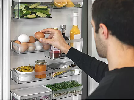 Platz sparen im Kühlschrank mit Einteilungssystem an Tür