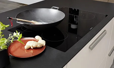 Küchenarbeitsplatte mit flächenbündigem Kochfeld