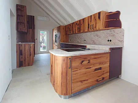 Holzküche von Pfister mit farbigem Linoleum