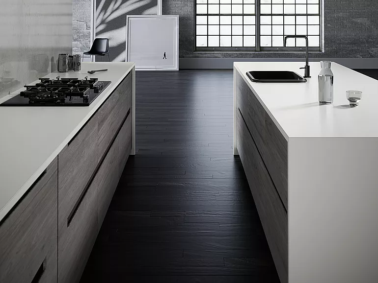 Küche mit Arbeitsplatte in Weiß und Fronten in Holz