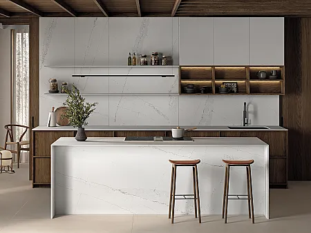 Kücheninsel in weißem Silestone und Zeile mit Holzfronten