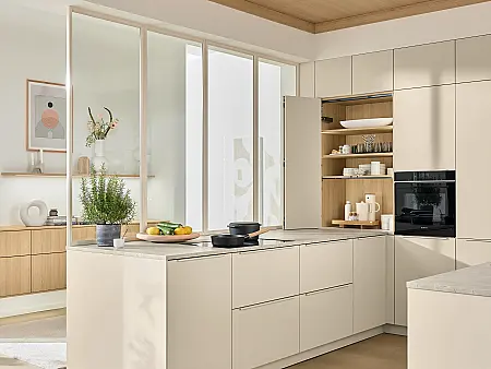 Beige Resopal-keuken met een doorzichtige scheidingswand - beige Resopal-Küche von Ballerina Küchen