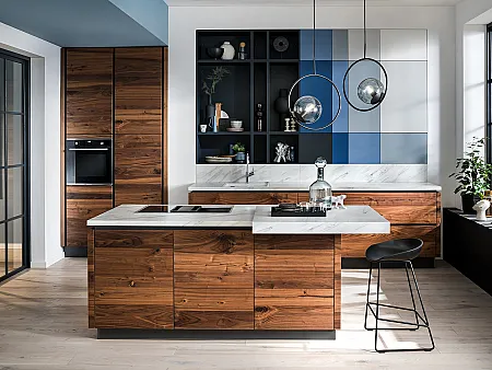 Häcker Küche mit Fronten in Nussbaumholz Design
