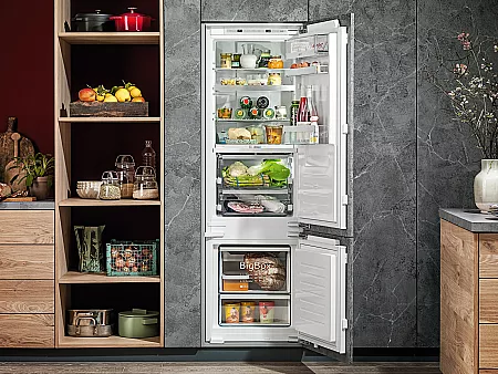 Küche mit Einbau-Kühlschrank von NEFF