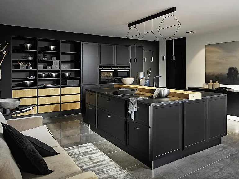 Küche mit Rahmenfronten in Schwarz
