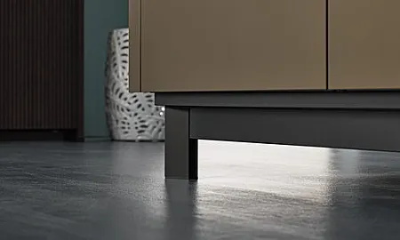 Schwarzer Küchensockel aus Aluminium