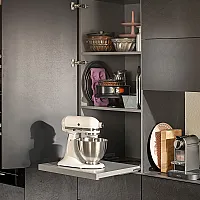 Moderner Küchenhochschrank mit Tablar