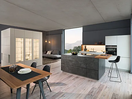 Moderne Rempp Küche mit Fronten in Beton- und Stahl-Optik