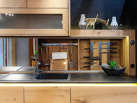 Moderne Erndl Holzküche mit beleuchteter Griffleiste