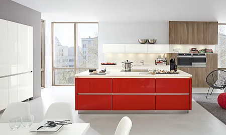 Küche mit roter Insel kombiniert mit Weiß und Holz-Design