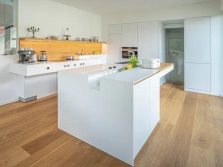 Moderne Inselküche in Weiß