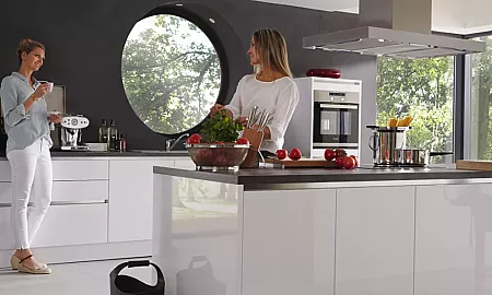 Glänzende, weiße Küchenfront