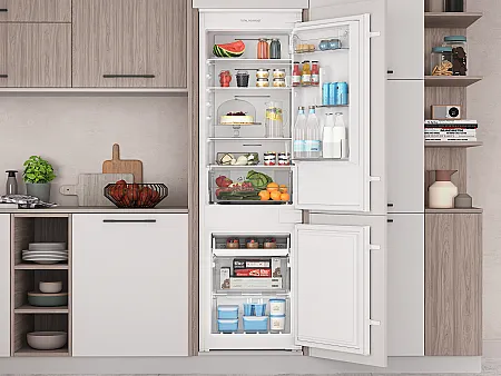 Küche mit Einbau-Kühlschrank