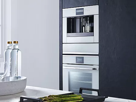 Küche mit weißen Haushaltsgeräten von Küppersbusch