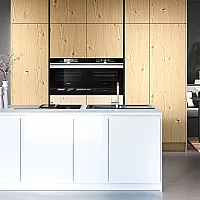 Kücheninsel in Weiß und Hochschränke mit Holzfront
