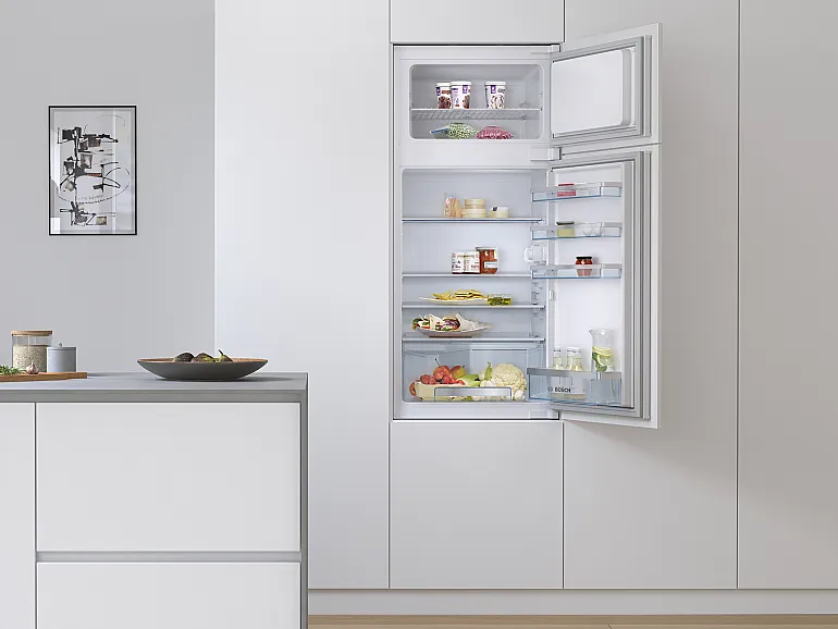Küche mit erhöht eingebauten Kühlschrank