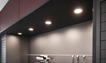 Mit LED-Spots beleuchtete Küchennische und Arbeitsfläche