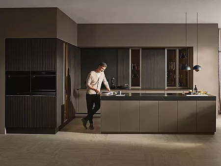 Graue Küche kombiniert mit geriffelten Holzfronten