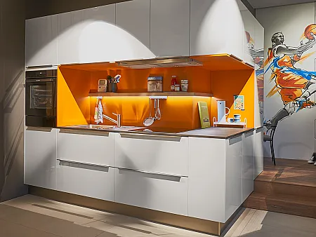 Kleine Küche mit Rückwand in Orange