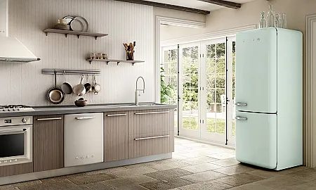 Küche mit pastellgrünem Kühlschrank