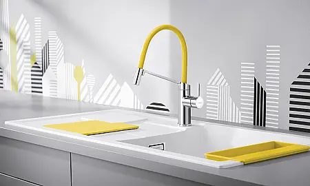 Gelbe Armatur und Spülenzubehör in Gelb