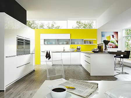 weiße Küche und gelbe Wand