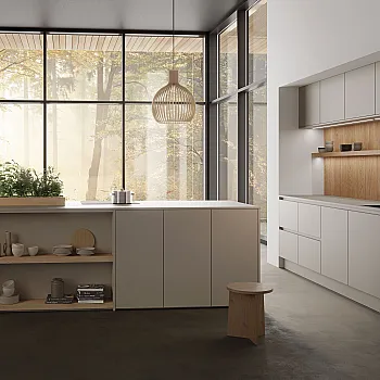 Rotpunkt Küchen Fronten in Greige und Holznische