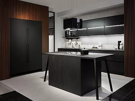 schwarze Küche mit Kücheninsel
