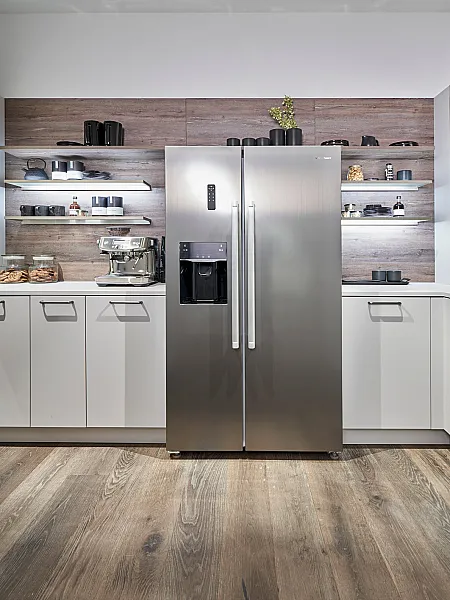 Häcker Küche mit Stand alone Kühlschrank