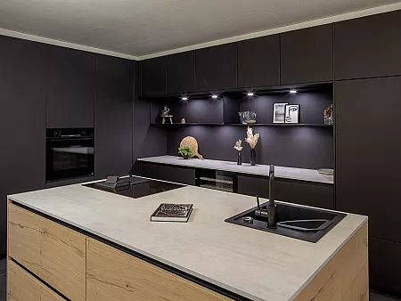 Kücheninsel mit Eichenholzfronten kombiniert mit Schwarz