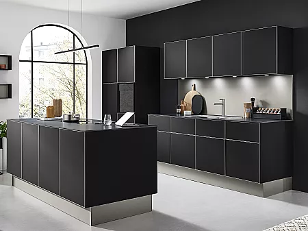 Schwarze Küche im Bauhausstil mit Alu-Rahmen