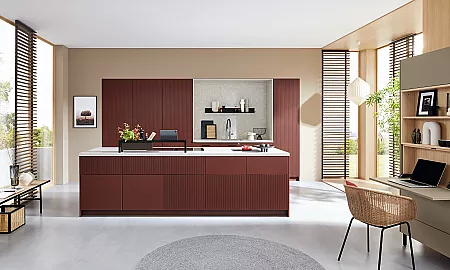 Rote Küche mit neutralen Farbtönen kombiniert: Weiß, Beige, Grau