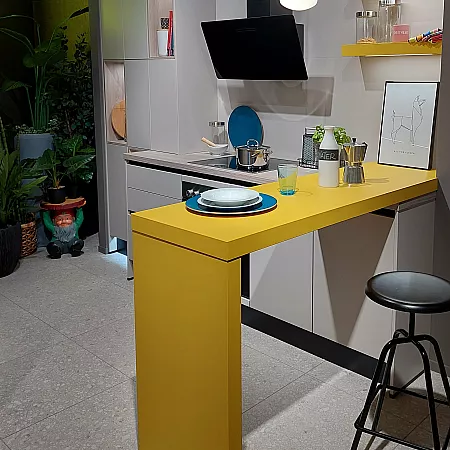 Gelbe Bar in kleiner Küche aus Küchenausstellungen 2023