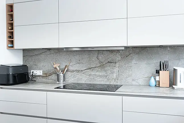 Minimalistische U-Design Küche mit keramischer Arbeitsplatte