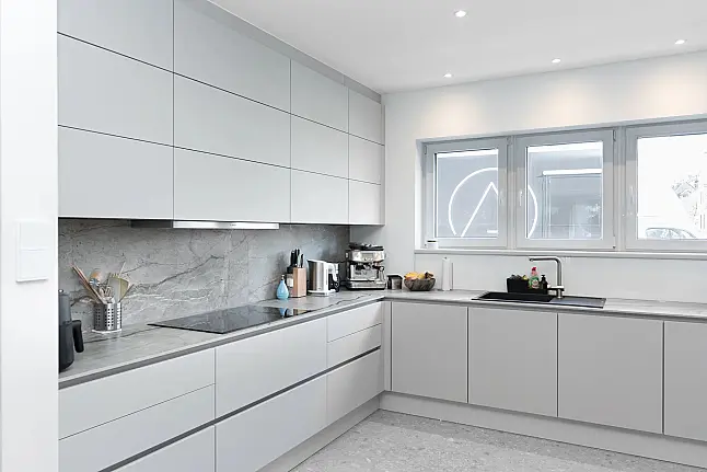 Minimalistische U-Design Küche mit keramischer Arbeitsplatte